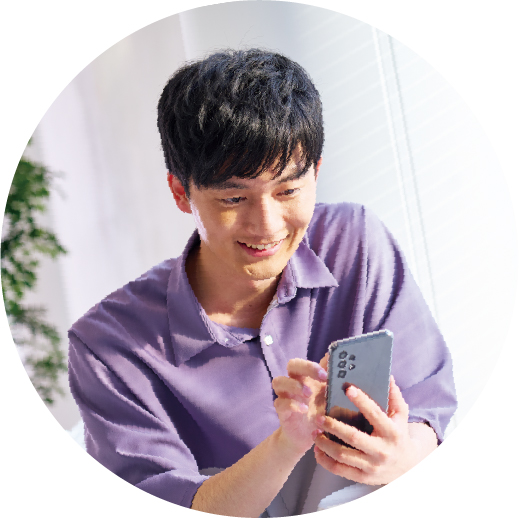 招待状を見て喜ぶゲスト