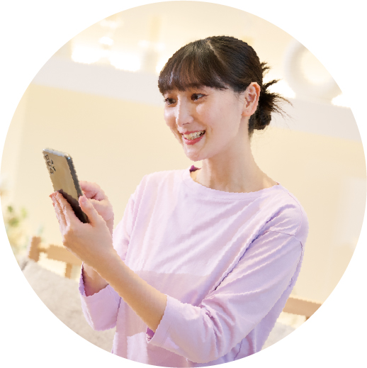 スマートフォンで引出物を確認するゲスト